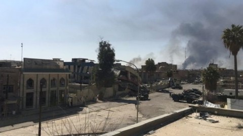 Mosul battle: Iraqi troops retake main government offices