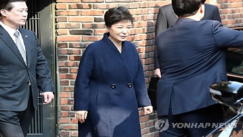 Prosecutors seek arrest of ex-President Park in corruption probe