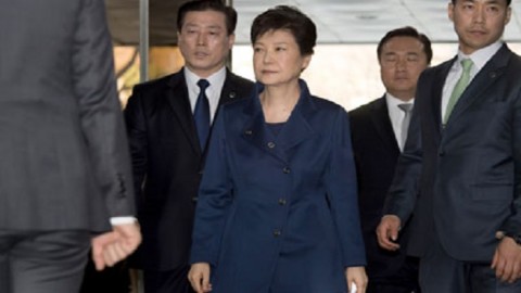 Court holds hearing on arrest of ex-President Park in corruption probe
