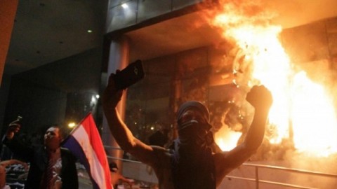 抗議總統可連任 巴拉圭人怒燒國會
