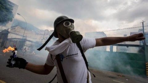 Venezuela protests: Teenage protester in Barquisimeto killed