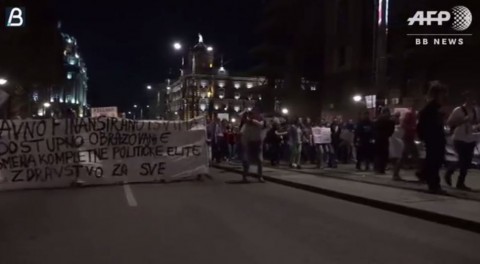 塞爾維亞爆發對下任總統的大規模抗議遊行 大批年輕人參加