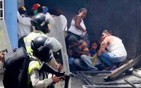 委內瑞拉反政府示威愈演愈烈，至少2人死亡、270人遭逮捕