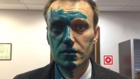 Russian opposition leader Alexei Navalny attacked with "brilliant green" dye
