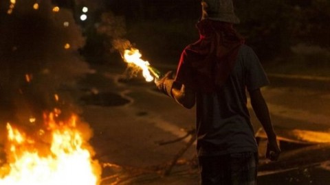 Venezuela: Teenager killed as mass protests rage