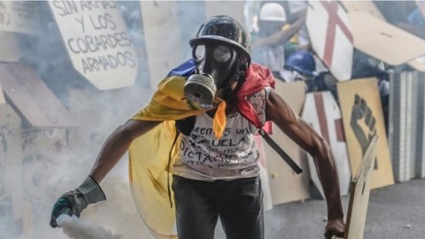 Venezuelan protests: Passport of opposition leader Capriles 'seized'
