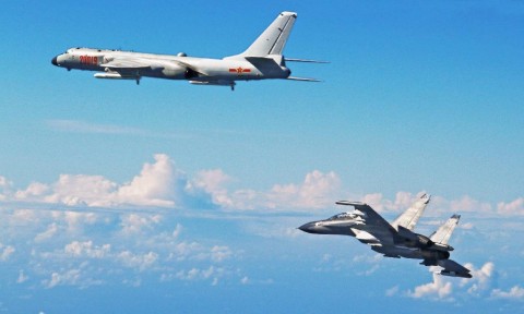 中國軍機在東海妨礙美國軍機的飛行