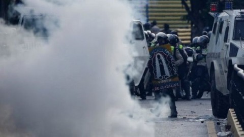 Venezuelan protests: Man set alight as death toll rises
