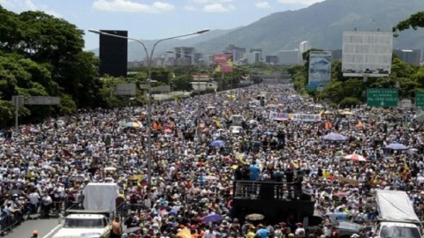 委內瑞拉 超過20萬人大規模抗議活動要求總統下台