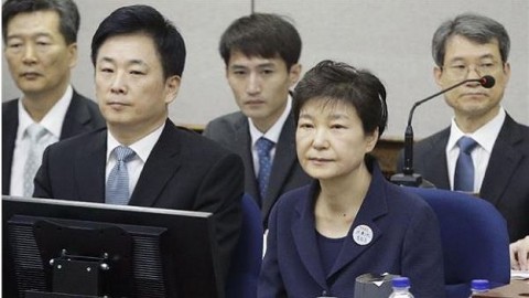 韓國朴前總統首次公開審判庭 全面否認起訴內容 與崔順實被告互不相望