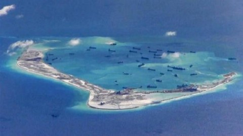 米「航行の自由作戦」、中国造成の人工島１２カイリ内で救難訓練実施　「中国の領海主張に法的根拠がないことを示す」
