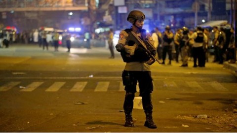 ジャカルタで自爆テロ、15人死傷　警察官を標的か