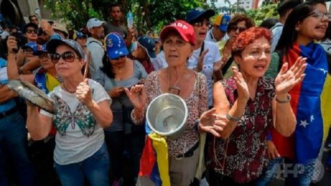 委內瑞拉首都反政府遊行 用空鍋子訴求「飢餓」