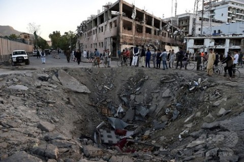 對阿富汗首都的大規模汽車炸彈攻擊，死亡人數大幅上升到150人以上