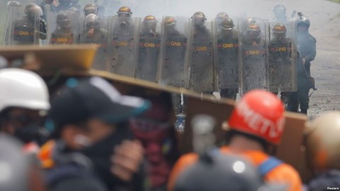Venezuela opposition accuses security forces of robbing protesters