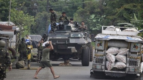 US forces assist Philippine troops fighting in city besieged by extremists