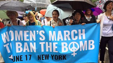 訴求禁止核武器條約  超過800人在大雨中遊行