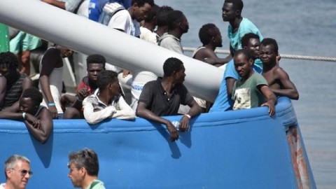 Europe migrant crisis: Italy threatens to close ports as ministers meet
