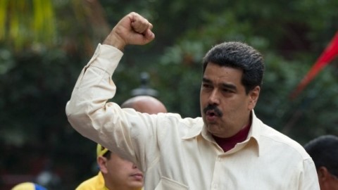 委內瑞拉挺政府支持者 攻入國會放煙火