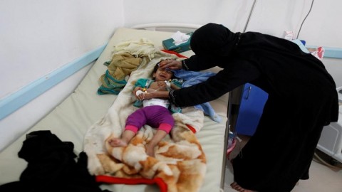 Yemen cholera epidemic: 300,000 cases confirmed but vaccine plans 'on hold'