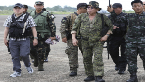 Philippine President Rodrigo Duterte flies to besieged city, warns of other attacks