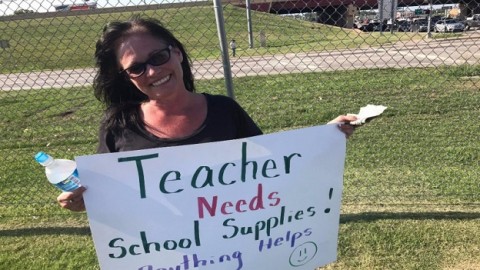US teacher begs on street to raise money for school supplies amid state budget crisis