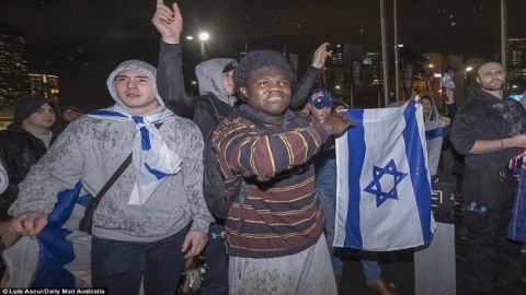 Flag-bearing protesters on both sides of the Israel-Palestine conflict rally in Melbourne following a bloody spate of violence in the Middle East