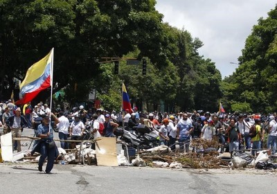 委內瑞拉國會「不承認制憲議會」，有執政黨議員因此脫黨
