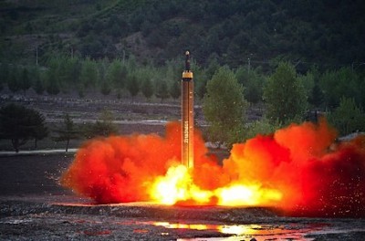 ＜北朝鮮＞グアムに４発、発射検討　「日本の上空を通過」
