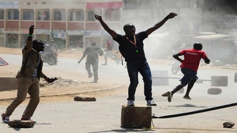 Kenya election 2017: Two dead in clashes amid fears protests over contested result could become widespread
