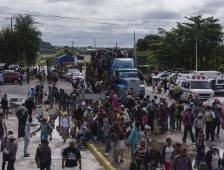 The immigrant caravan continued its way through Mexican state Puebla after being deceived by authorities on that promised buses for free of charge transportation to the capital.