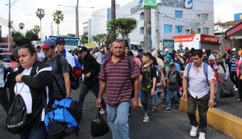 Migrantes salvadoreños pertenecientes al tercer grupo encaminado a los Estados Unidos.