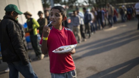 Dennis Mauricio Suarez, 12, from Honduras, eats breakfast at the Jesus Martinez stadium in Mexico City, Nov. 7, 2018. Photo: AP