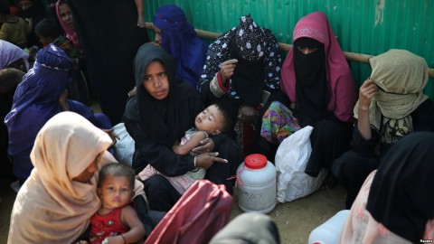 Rohingya refugee women wait outside of a medical center at Jamtoli camp in Cox's Bazar, Bangladesh, Jan. 22, 2018. Photo: Reuters file