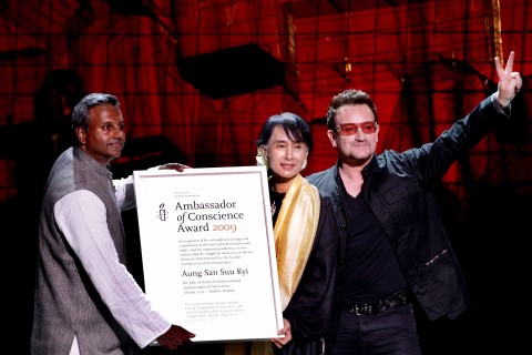 En 2012, Aung San Suu Kyi recibió el premio de Amnistía Internacional de manos del entonces secretario general de Amnistía Internacional, Salil Shetty (i), y el cantante y activista irlandés Bono (d)