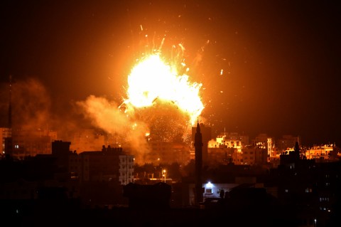 El ejército israelí respondió este lunes al lanzamiento de cohetes con bombardeos aéreos y terrestres desde aviones de combate.