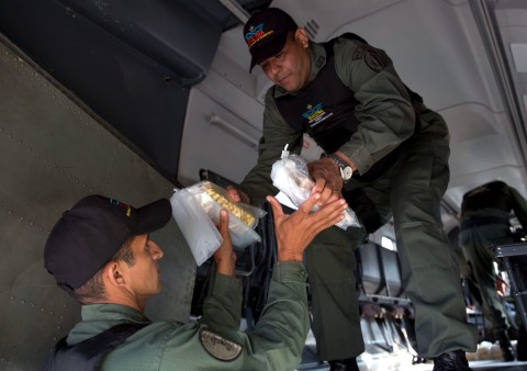 Members of a military agency that transports valuables remove gold bars from a military plane to be taken to Venezuela's Central Bank, at the Carlota military airport in Caracas, Venezuela, Thursday, March 1, 2018. Photo: Ariana Cubillos/AP