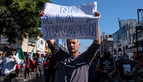 Residentes de Tijuana, fronteriza entre México y Estados Unidos, salieron a las calles para pedir la expulsión de las caravanas migrantes que permanecen en su ciudad.