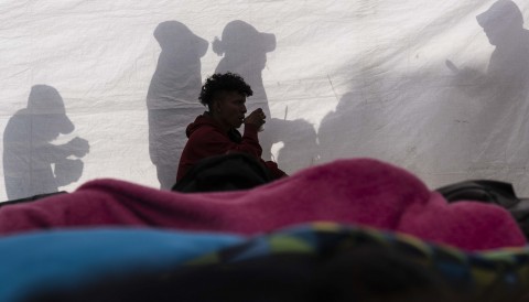 大量的南美移民車隊在半夜湧進避難所已人滿為患的提瓦納