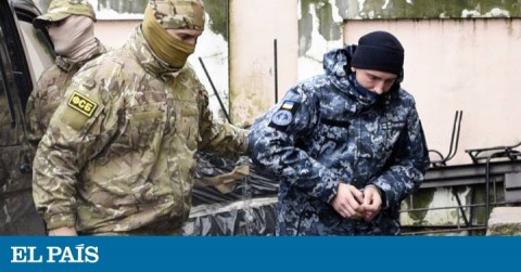 Un marinero ucranio (derecha) es escoltado este martes por un oficial ruso a la corte de Simferopol 