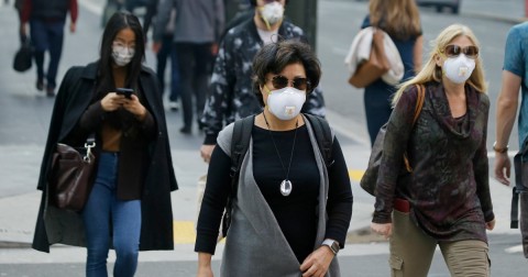Pollution from recent wildfires forced people in San Francisco to wear face masks outdoors. Photo: Eric Risberg/AP