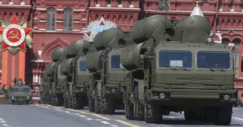 Russian S-400 Triumph medium-range and long-range surface-to-air missile systems are shown off during a parade in Moscow. Photo: Sergei Karpukhin / Reuters