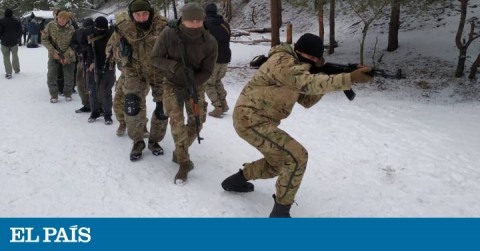 La milicia ultra se prepara para el combate con Rusia