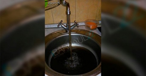 俄羅斯阿爾泰共和國的一名居民驚傳從家中的水龍頭裡流出了黑如「石油」的髒水。