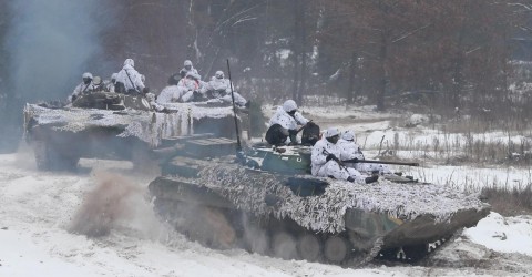 Ukrainian soldiers performing military exercises