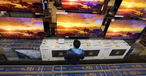 A man looks at televisions during an early Black Friday sale at a Best Buy store in Overland Park, Kansas, on Nov. 22, 2018. Photo: Charlie Riedel / AP