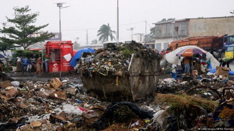 Garbage overflows from a trash container in a Kinshasa street. Photo: J. Kannah / AFP