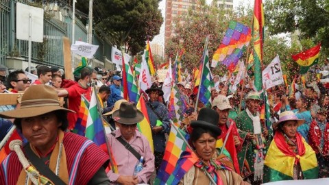 Aimara groups against Evo Morales' re-election prostesting after his investment was enabled to run for another presidential elections