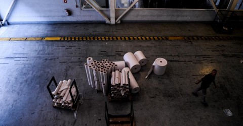 Rollos de papel imprenta, de lo último que queda del recurso para la producción de la versión impresa del periódico El Nacional de Venezuela.