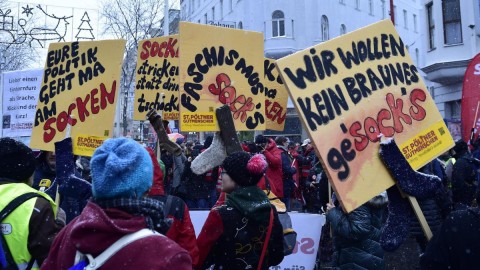 Österreich: Tausende Menschen demonstrieren gegen die Regierung Kurz - WELT